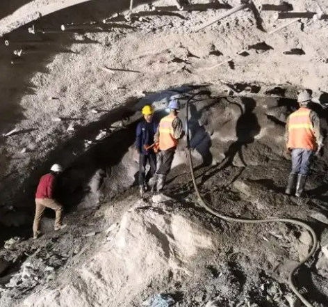 西平拱顶带模注浆料的施工流程及注意事项